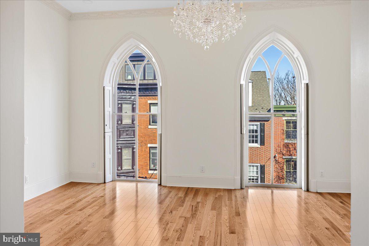 QUEEN VILLAGE - Residential