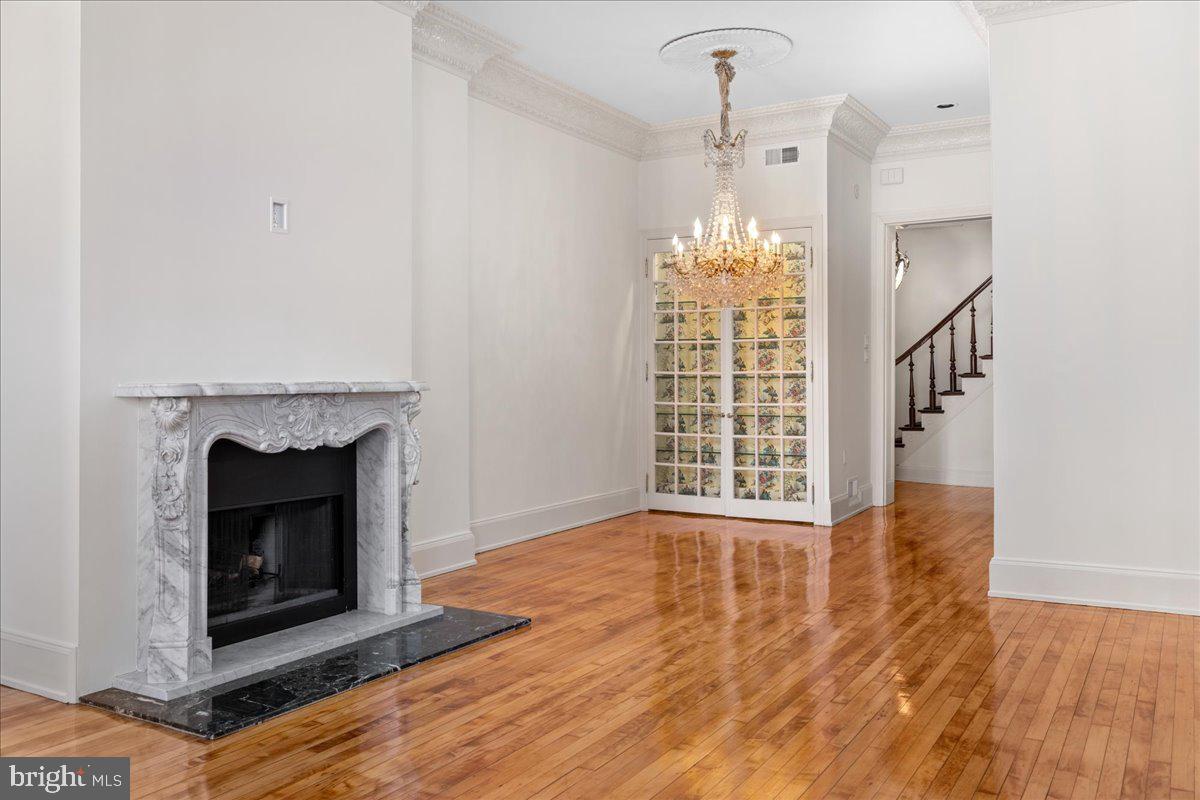 QUEEN VILLAGE - Residential