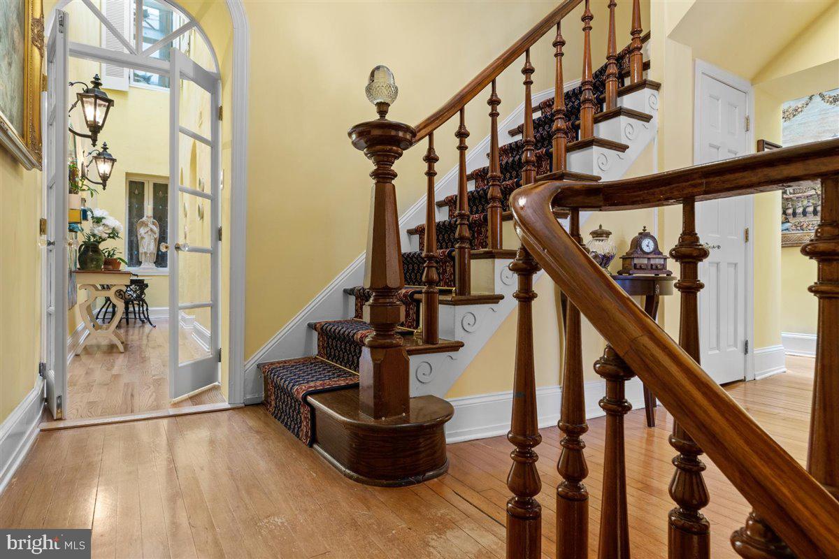 QUEEN VILLAGE - Residential