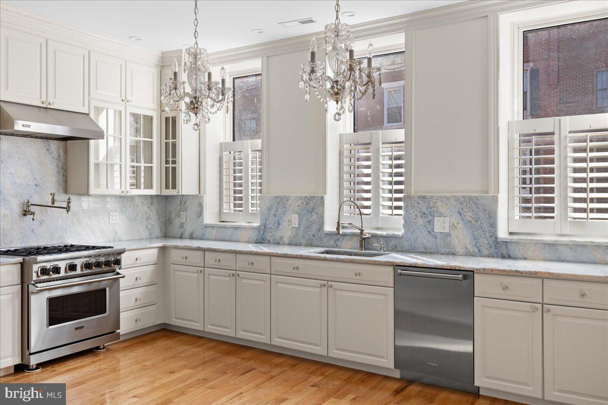 QUEEN VILLAGE - Residential