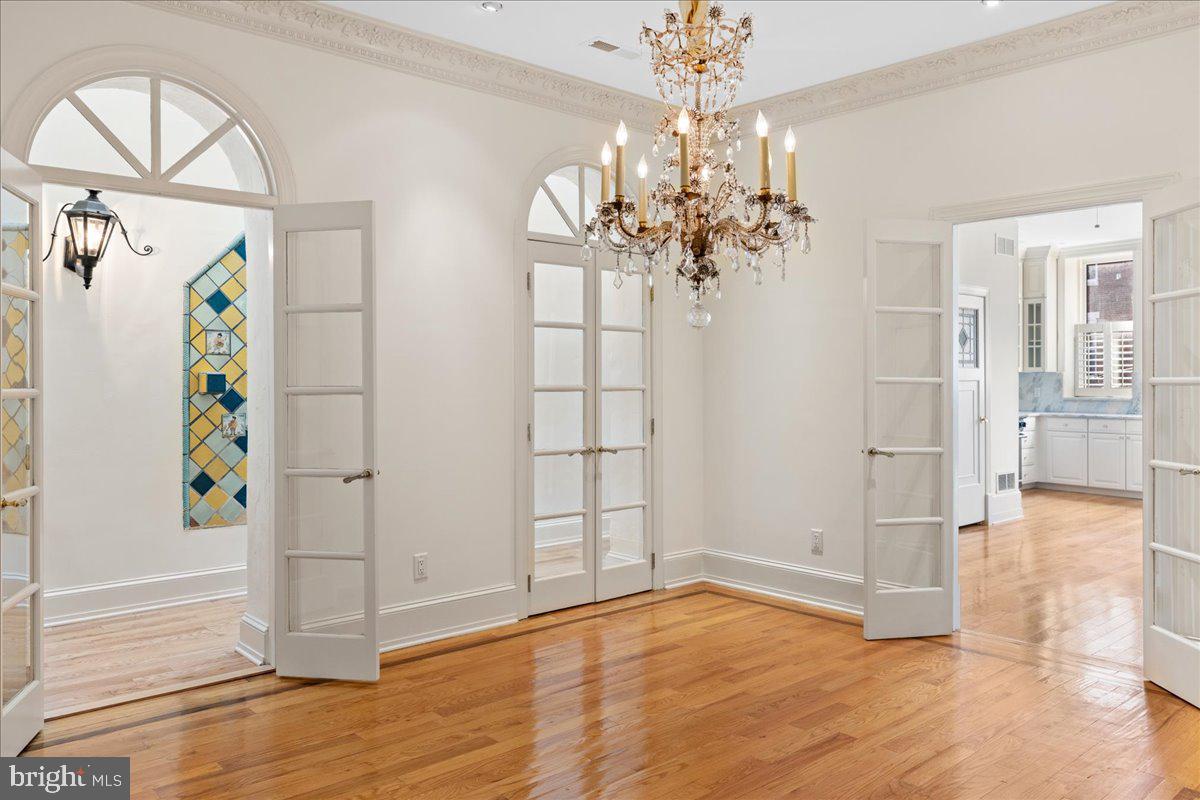 QUEEN VILLAGE - Residential