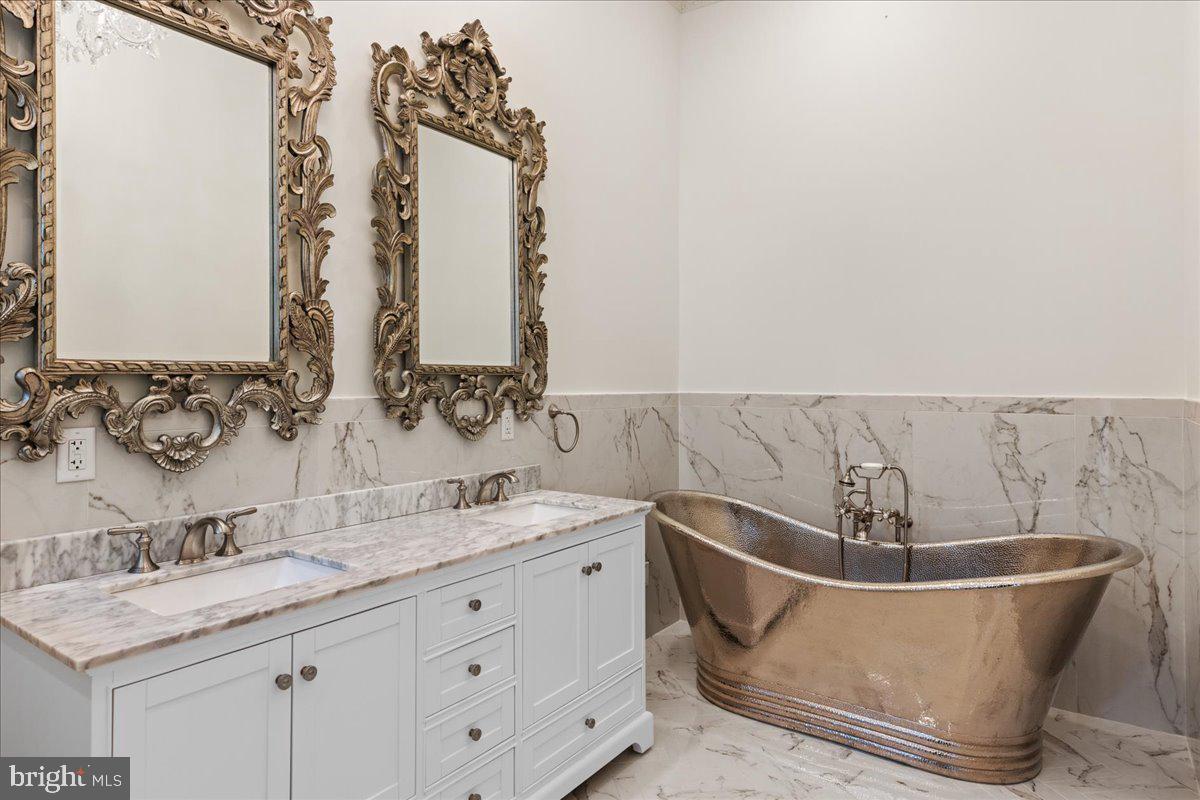 QUEEN VILLAGE - Residential