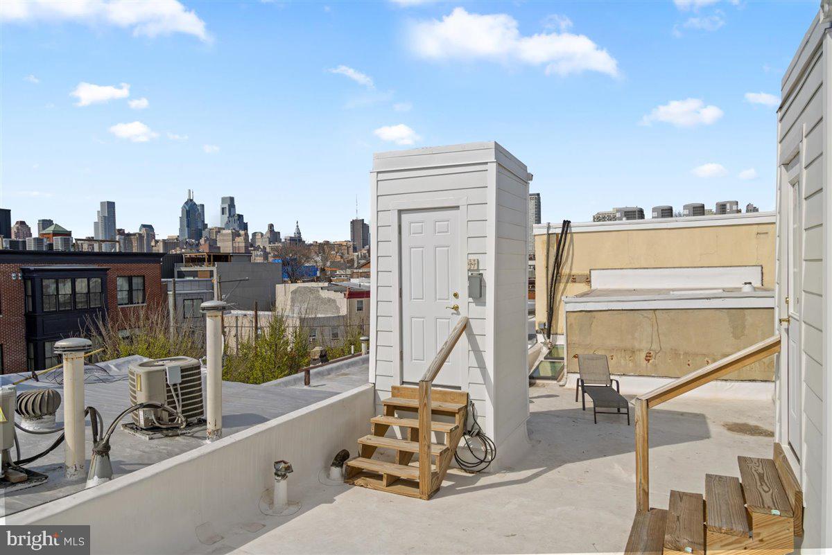 QUEEN VILLAGE - Residential