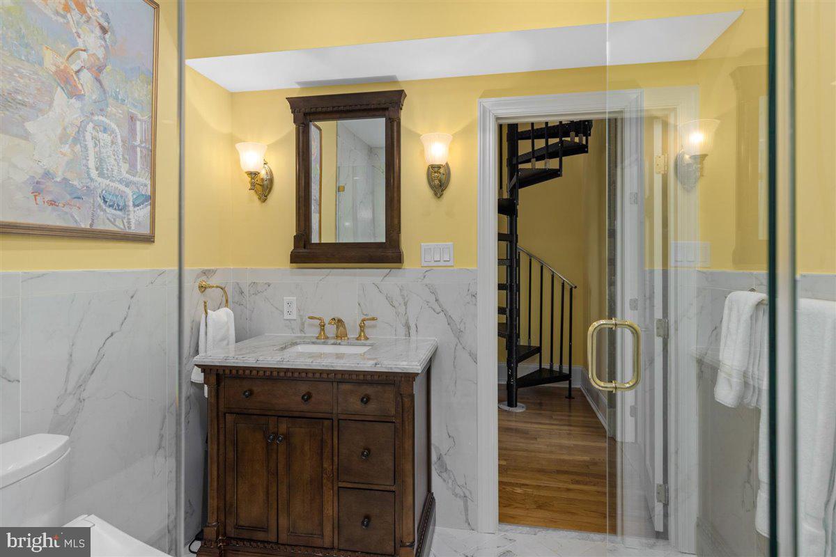 QUEEN VILLAGE - Residential