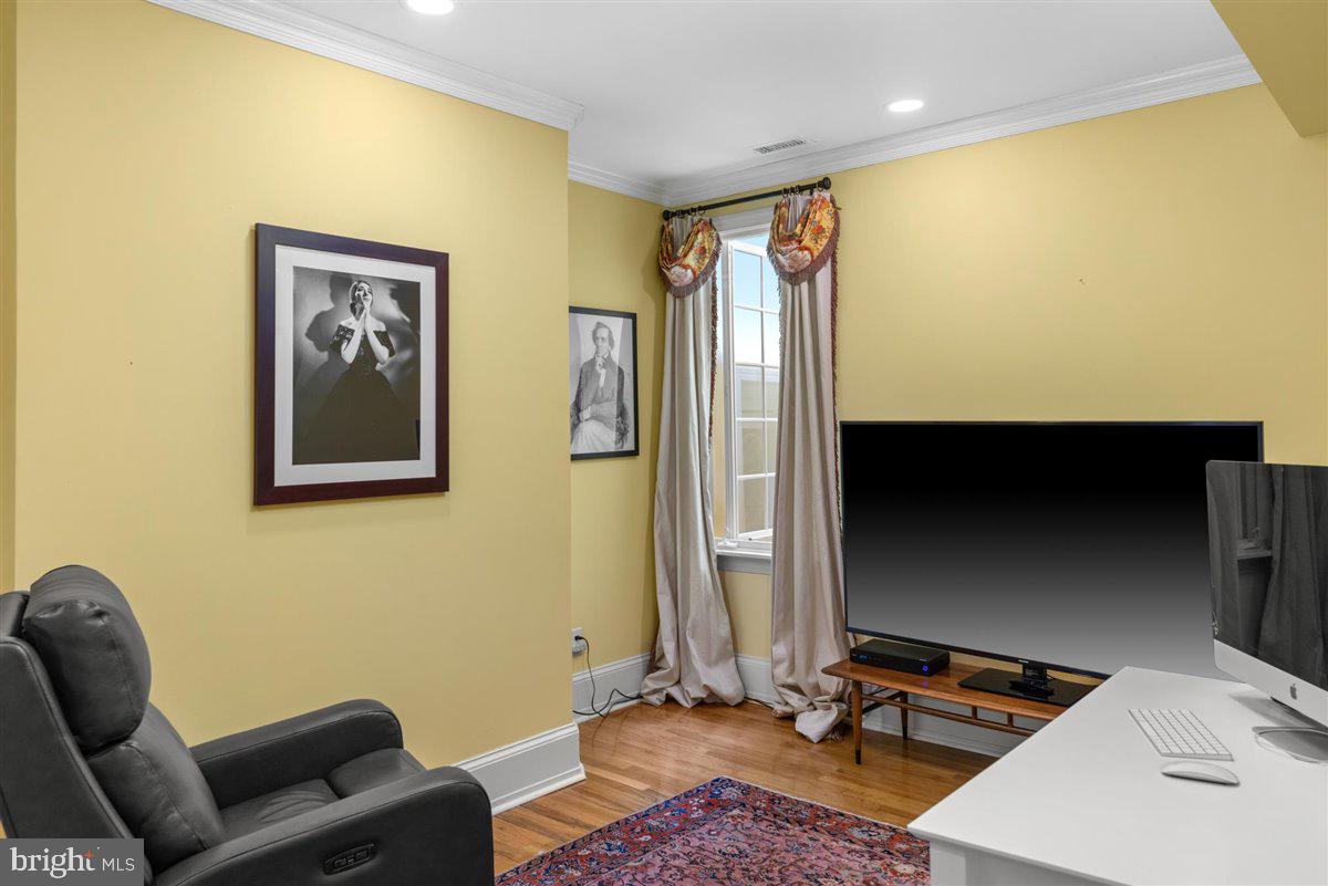 QUEEN VILLAGE - Residential