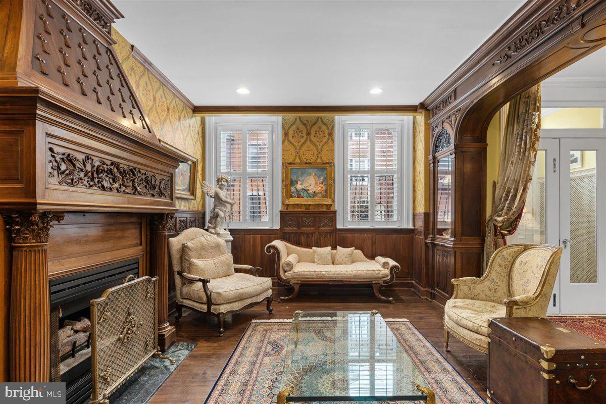 QUEEN VILLAGE - Residential