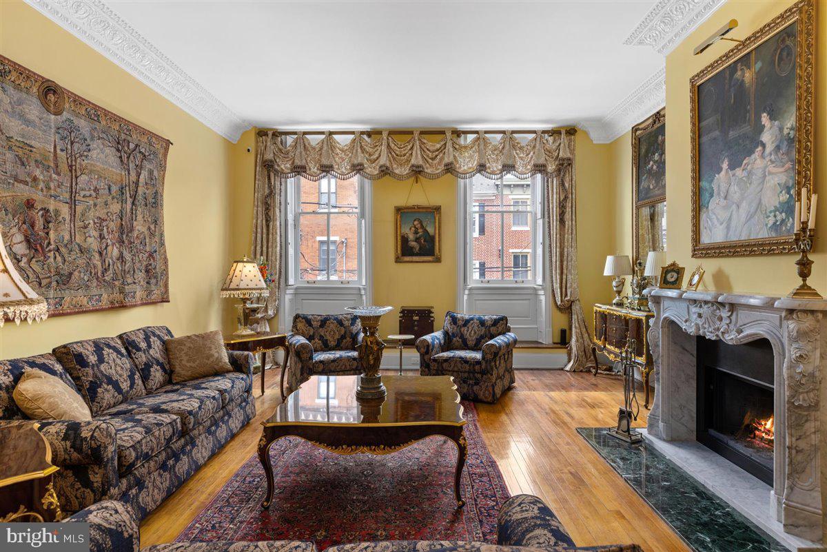 QUEEN VILLAGE - Residential