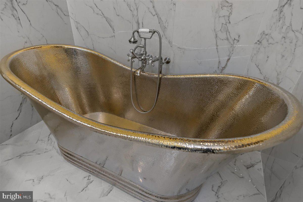 QUEEN VILLAGE - Residential