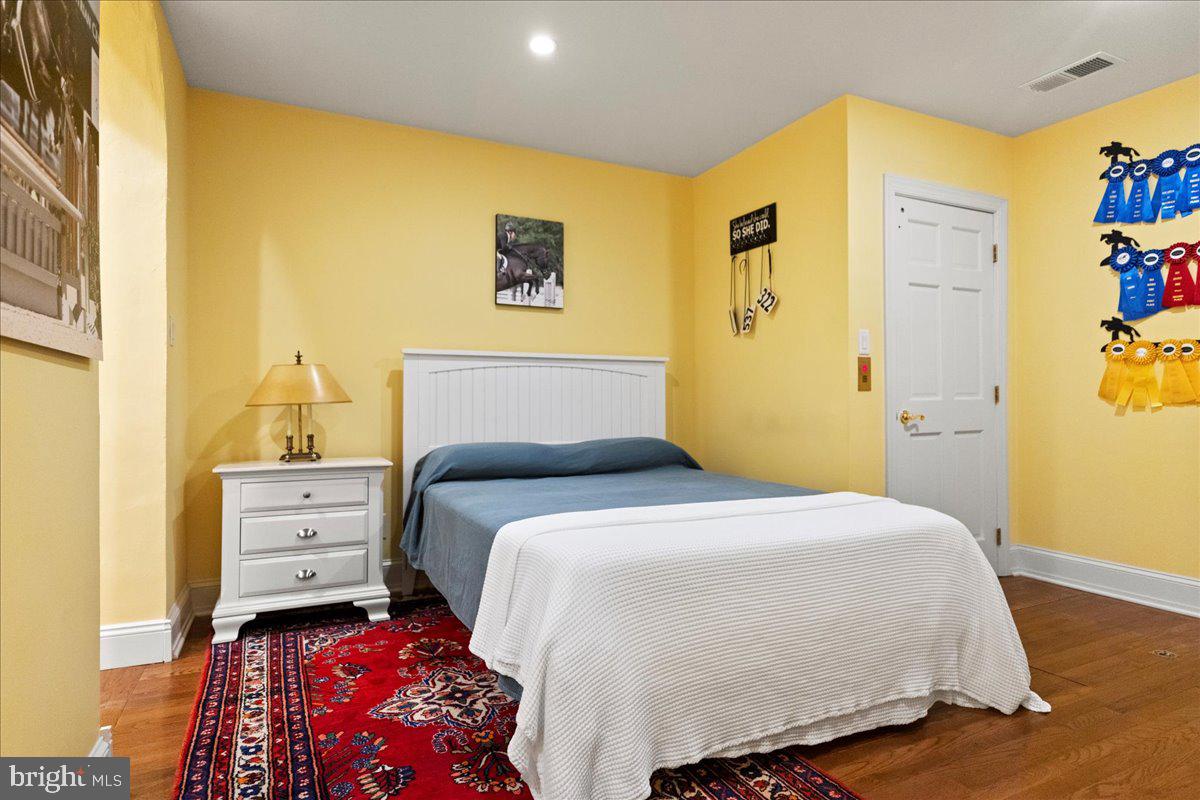 QUEEN VILLAGE - Residential