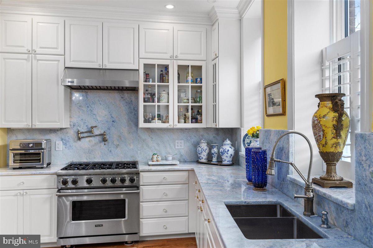 QUEEN VILLAGE - Residential