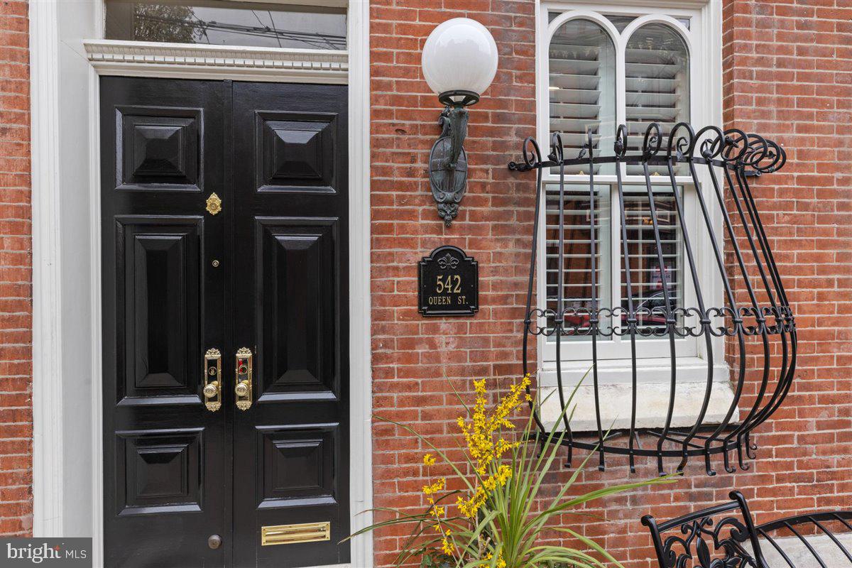 QUEEN VILLAGE - Residential