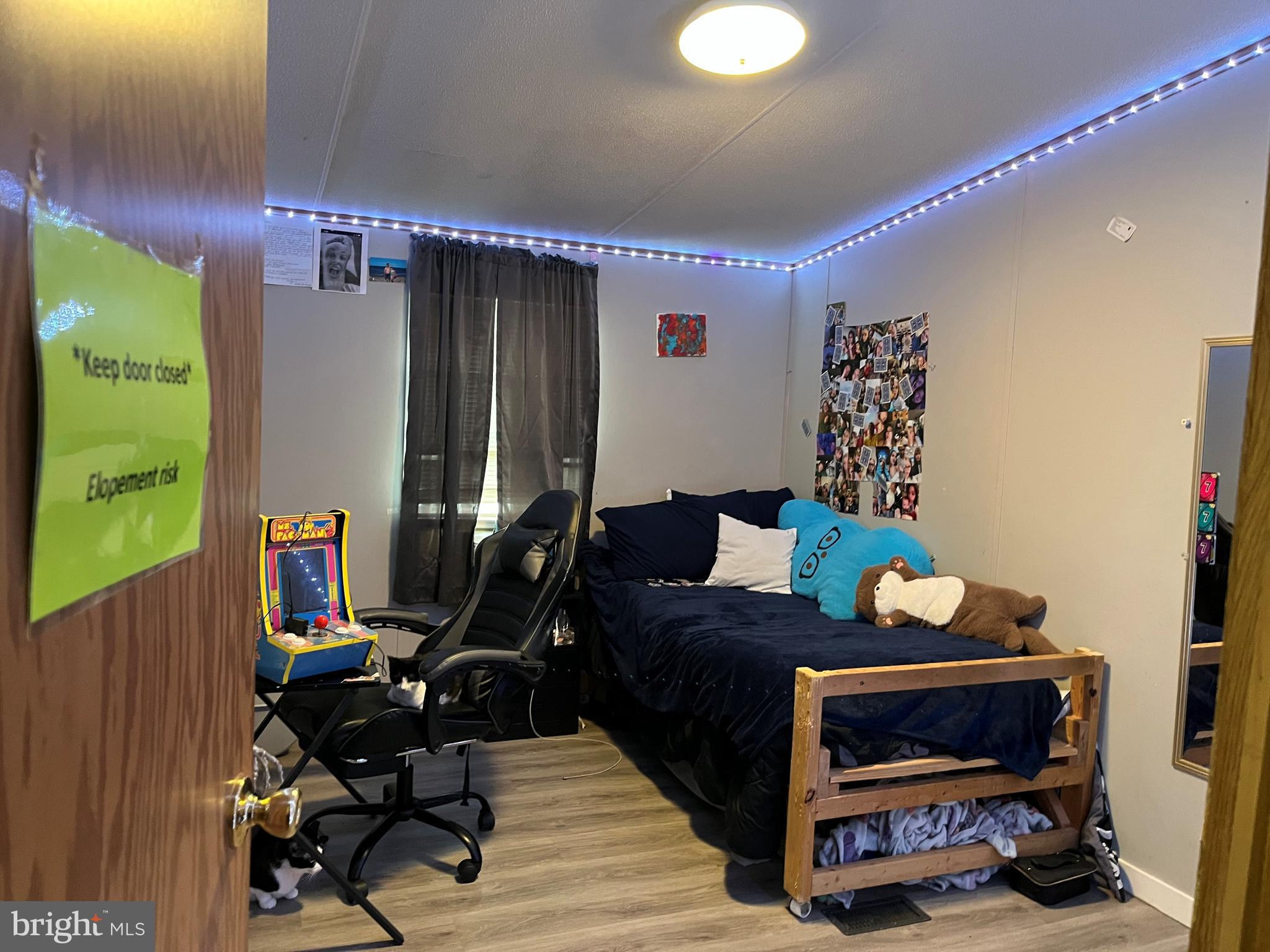 LOG CABIN COURT - Residential