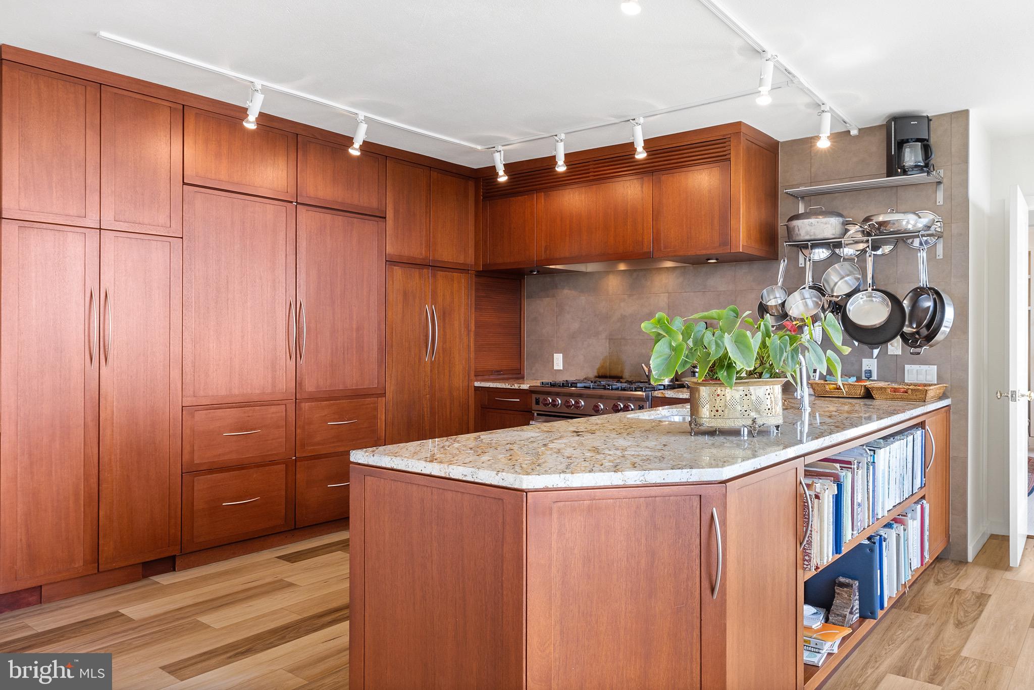 SOCIETY HILL - Residential