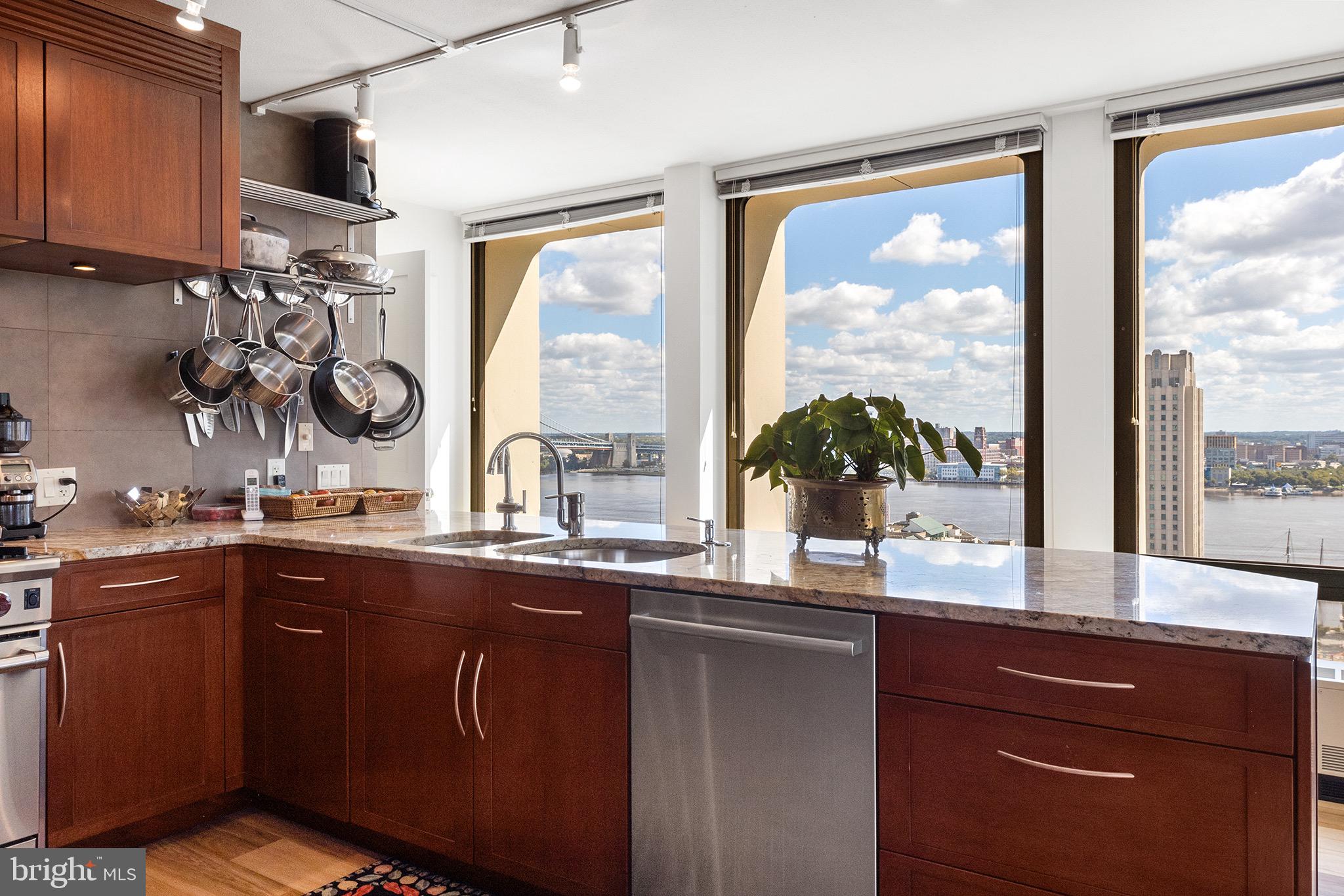 SOCIETY HILL - Residential