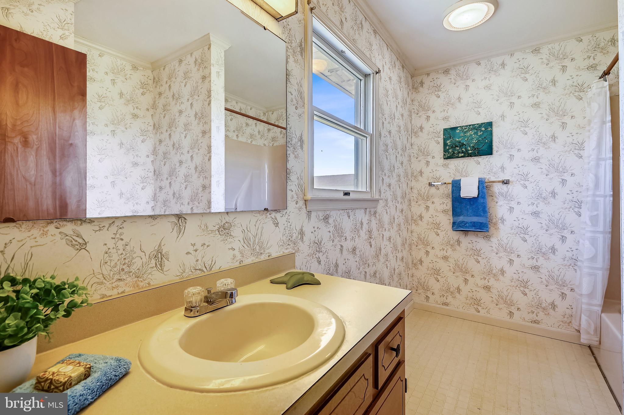 BROAD NECK - Residential