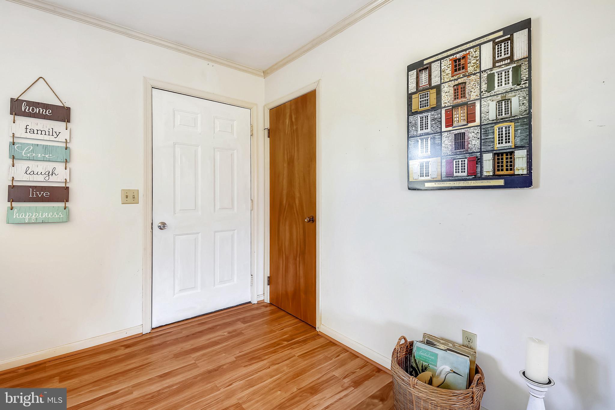 BROAD NECK - Residential