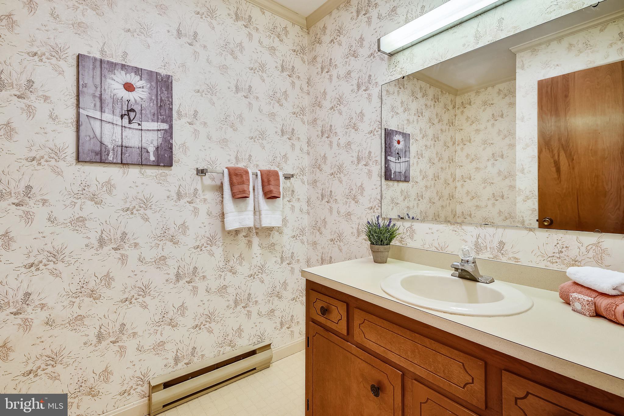 BROAD NECK - Residential