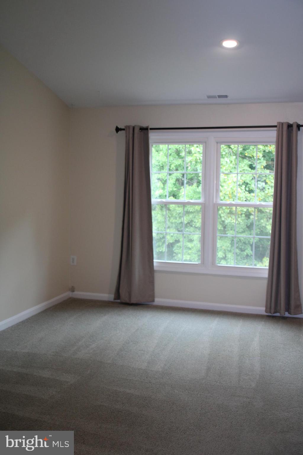 BLUNT COMMONS - Residential Lease