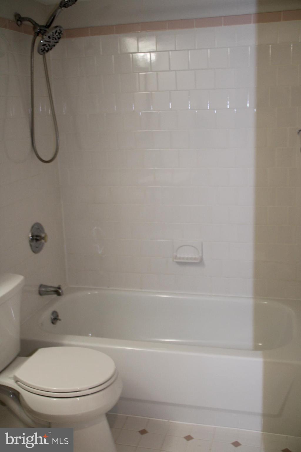 BLUNT COMMONS - Residential Lease