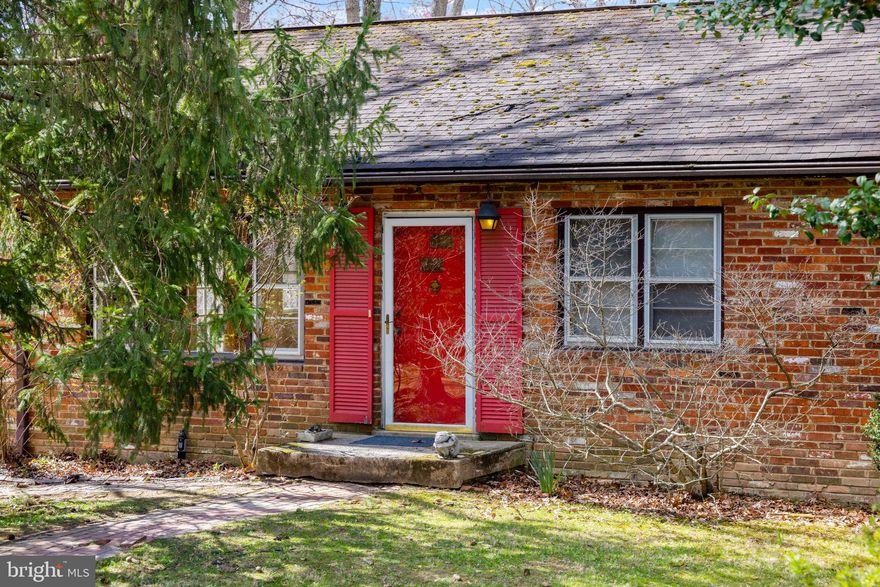 Prime Vienna Opportunity – Located in a sought-after cul-de-sac, this single-family home offers endless potential on a stunning .92-acre lot just moments from downtown Vienna’s vibrant shops and dining. The main level features three bedrooms, a bright living room with a fireplace, and an adjoining dining room. Downstairs, the spacious family room and abundant storage provide even more living space. Whether you choose to renovate or build new, this incredible location puts you minutes from I-66, parks, nature trails, and everything Vienna has to offer. Home is being sold strictly "as is." Don’t miss this rare opportunity!