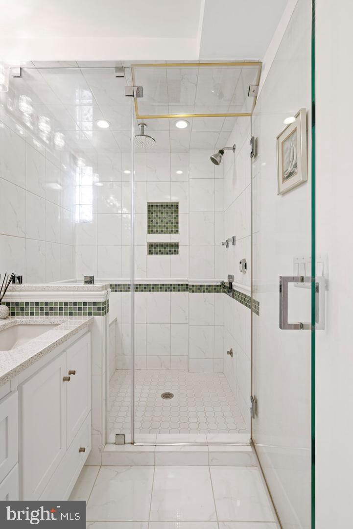 WEST SPRINGFIELD VILLAGE - Residential Lease