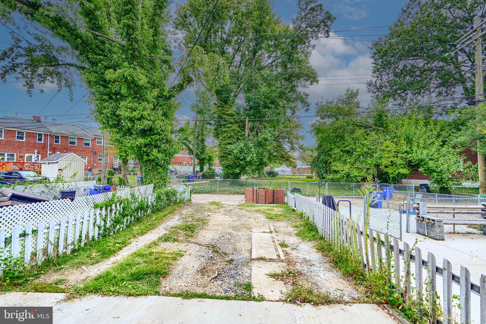 CHINQUAPIN PARK - Residential