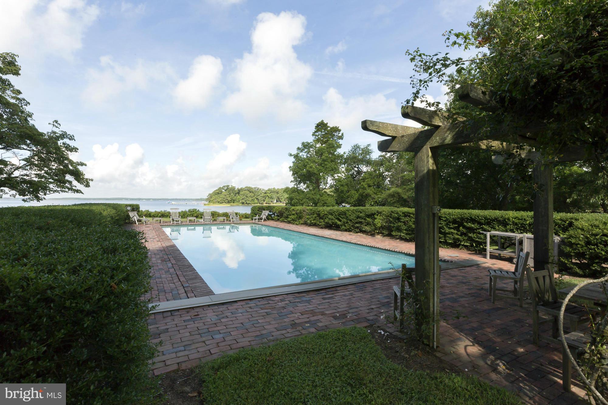 CROSS MANOR - Residential