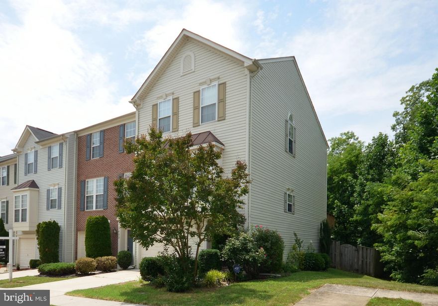 3 Bed / 2.5 Bath End Unit Townhome! Large kitchen with breakfast bar and island. Opens to deck with mature trees backing Neabsco Creek. Wood floors, gas fireplace, and bay window on main level. Spacious primary bedroom with ensuite bath; separate shower and soaking tub. Finished family room on lower level with half bath. Fully fenced back yard. Minutes to Rt. 1 and 95. Close to Ft Belvoir