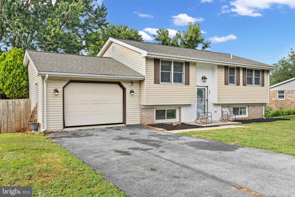 Photo of 111 Oxford Drive, LITITZ, PA 17543 (MLS # PALA2073300)