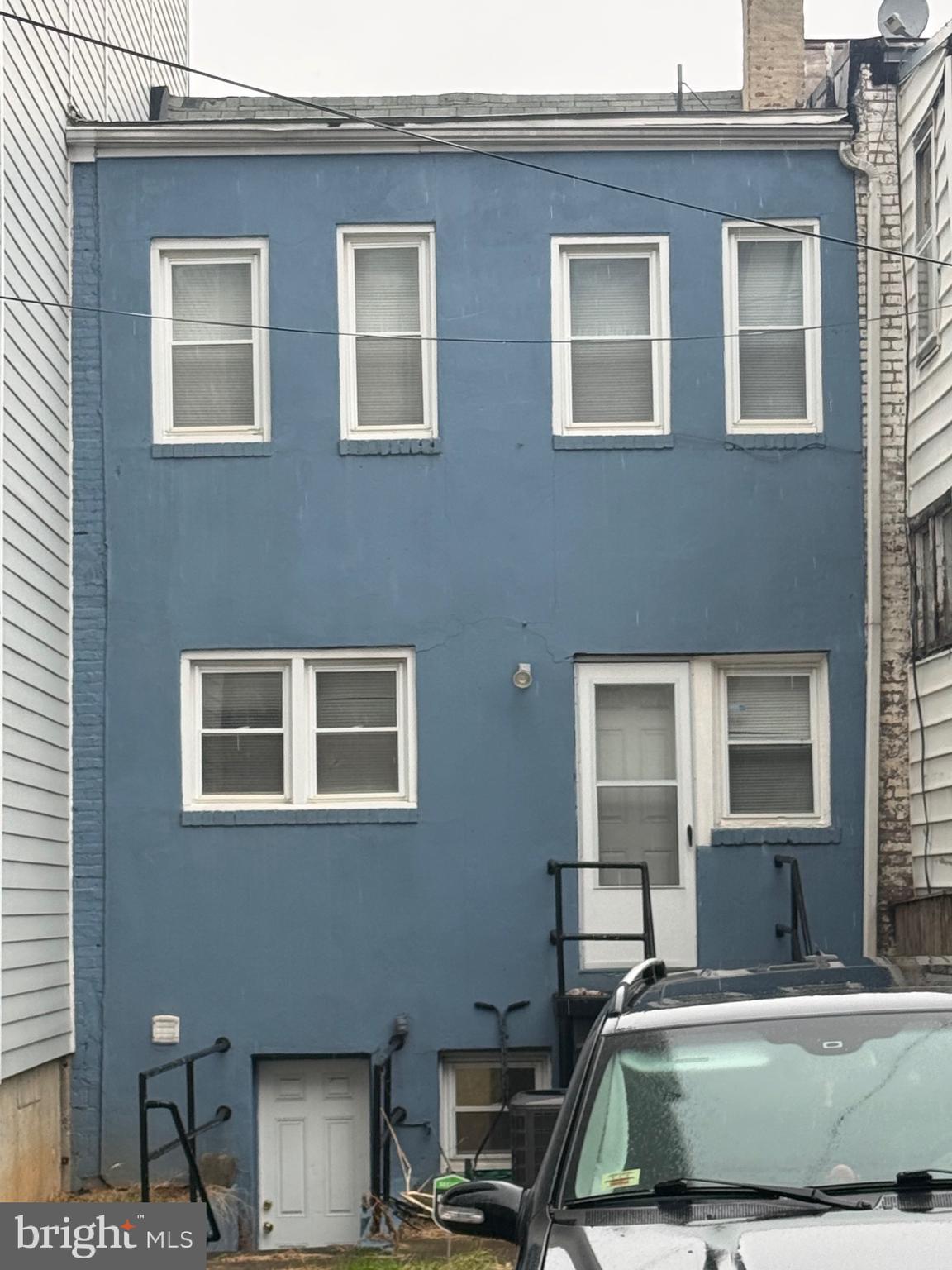 913 EVARTS STREET NE