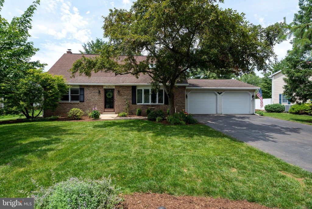 Photo of 27 Buttonwood Drive, LITITZ, PA 17543 (MLS # PALA2072108)