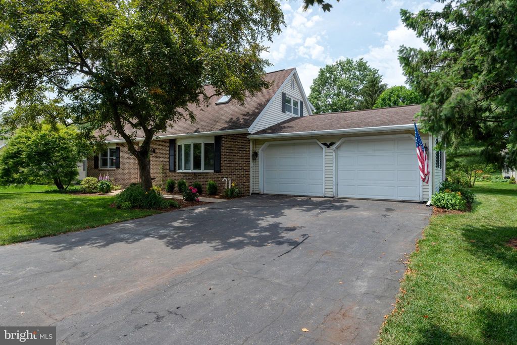 Photo of 27 Buttonwood Drive, LITITZ, PA 17543 (MLS # PALA2072108)