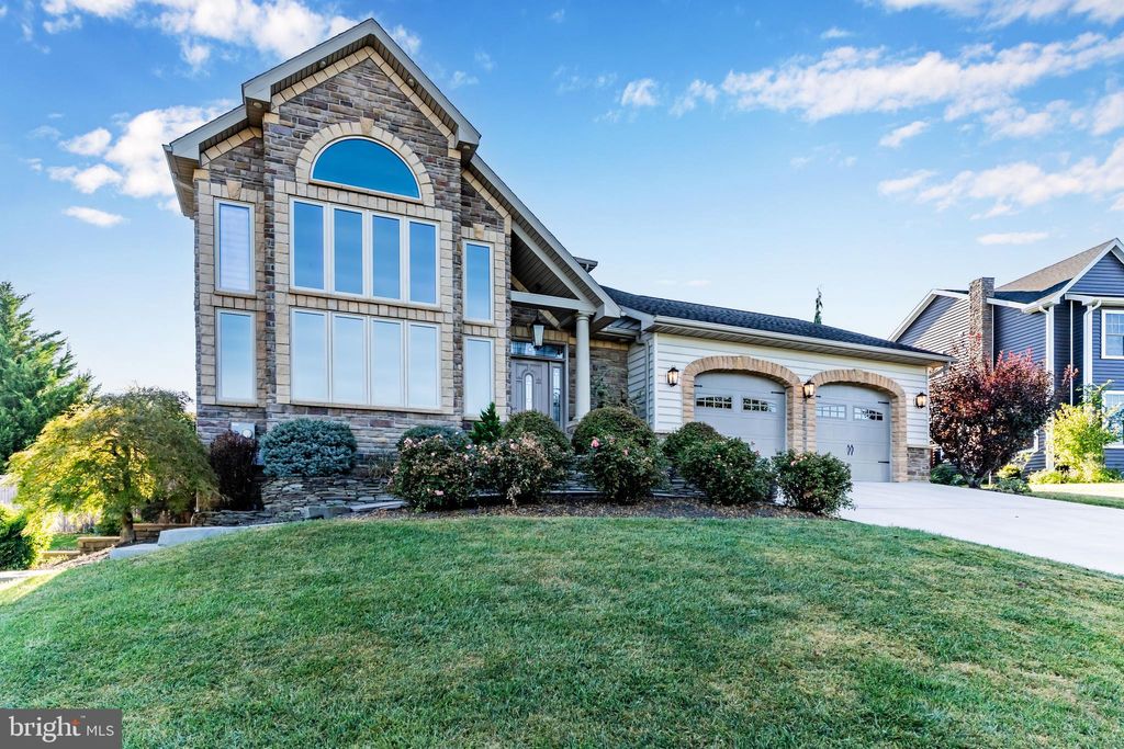 Photo of 736 Cresson Drive, CHAMBERSBURG, PA 17202 (MLS # PAFL2029536)