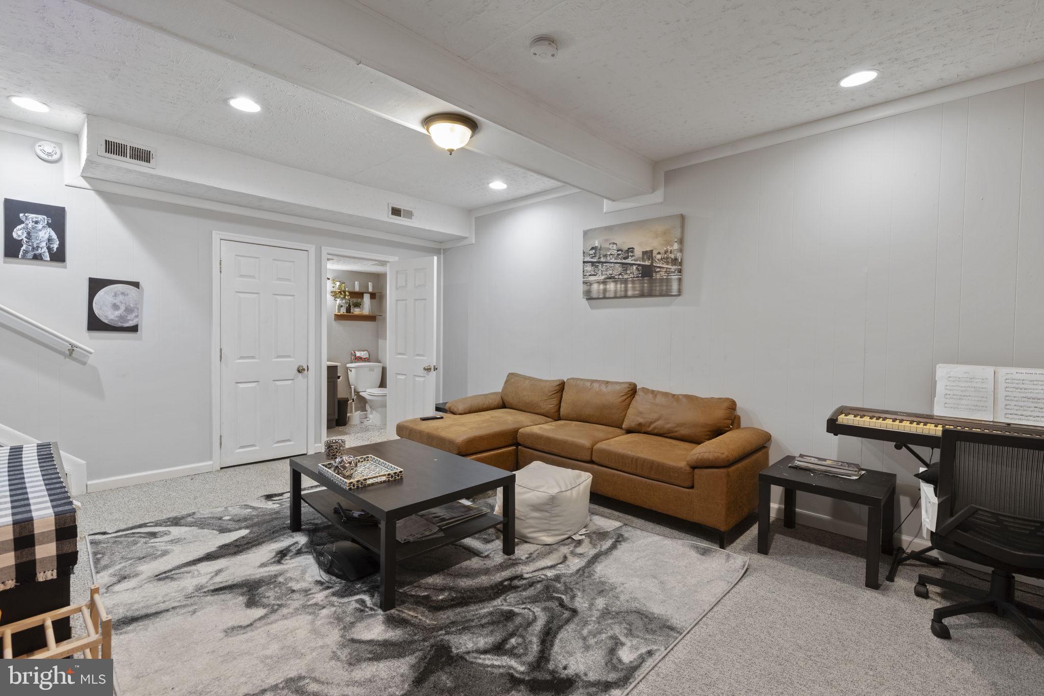 KINGS COURT - Residential