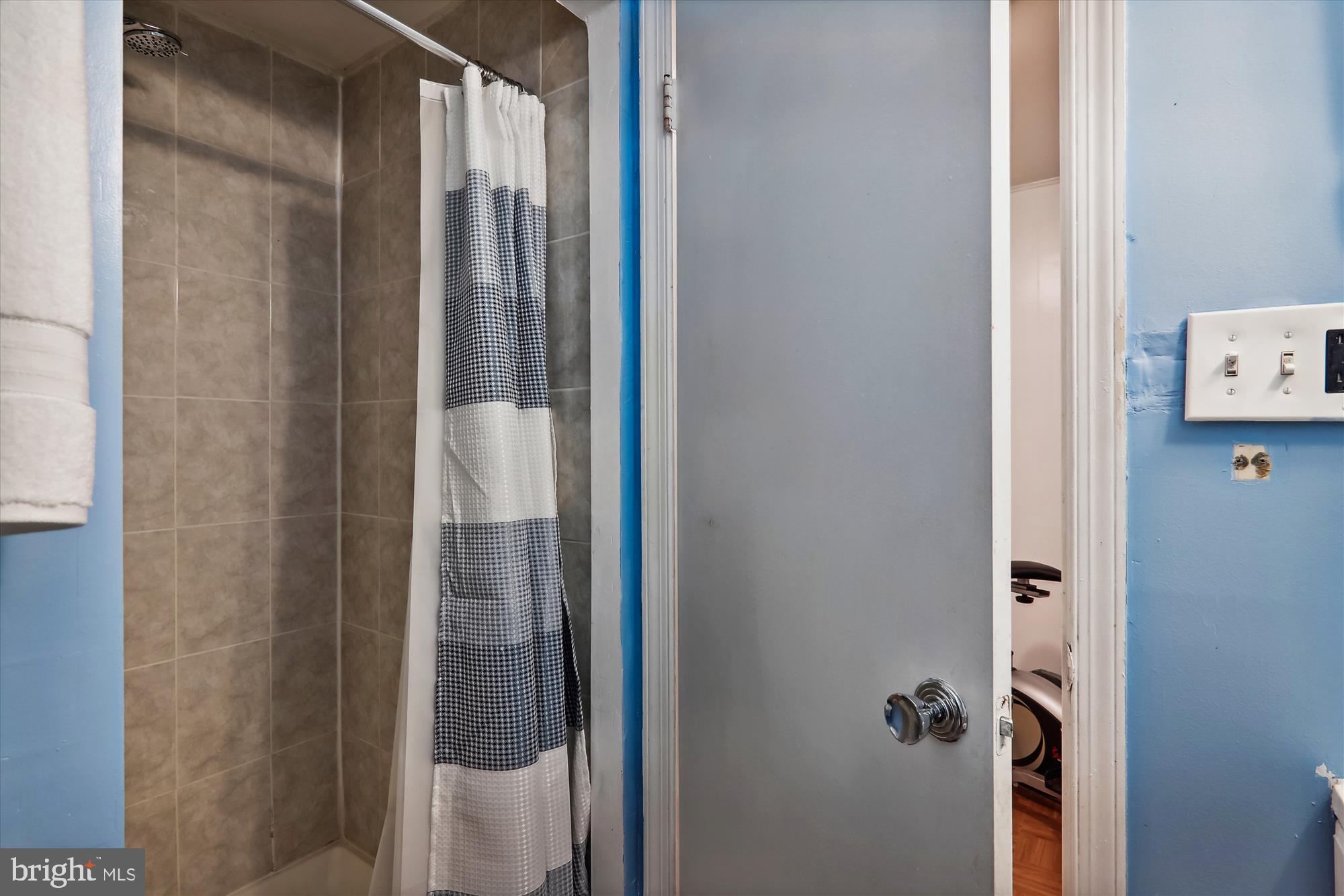 SHADY GROVE VILLAGE - Residential Lease