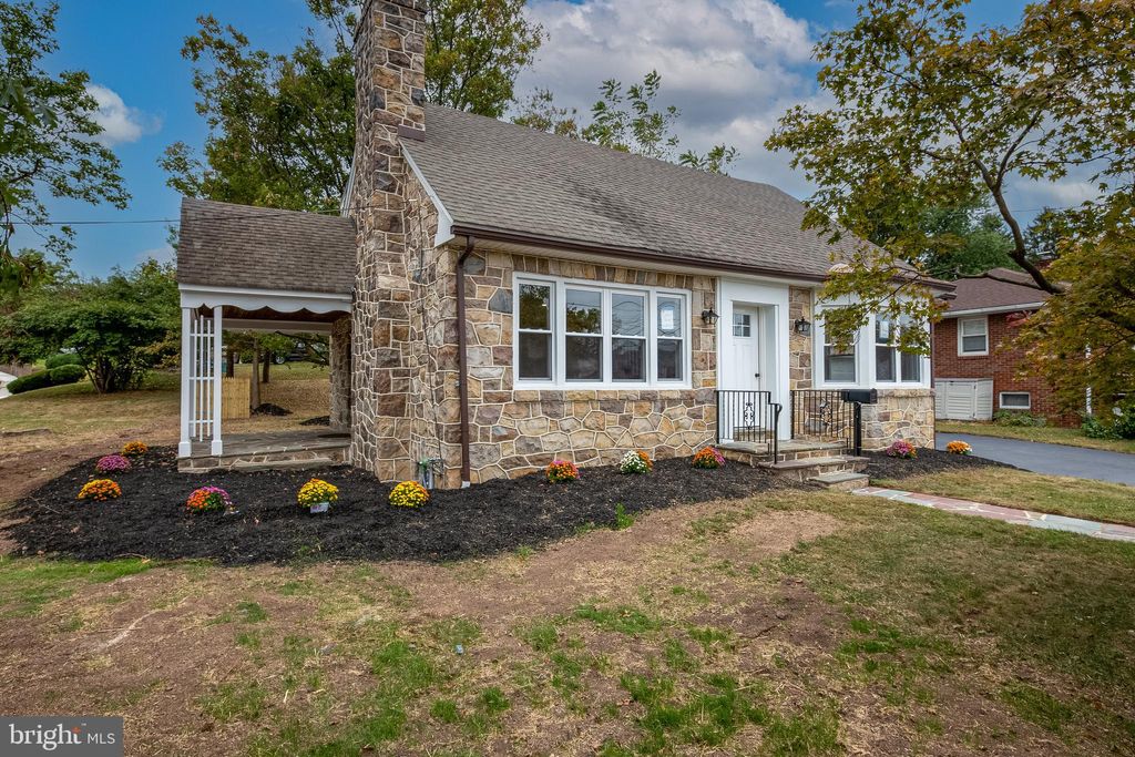 Photo of 303 Grosstown Road, POTTSTOWN, PA 19464 (MLS # PAMC2155478)