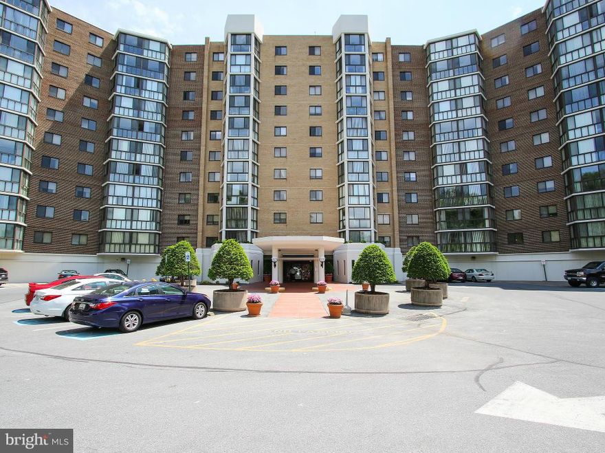 55+ Community, Beautiful Top floor "H" Model, Enjoy the SPECTACULAR  golf course views from the Kitchen and private Balcony. Custom updated kitchen with barn door entrance. Great community amenities, security, activities, golf, pools fitness and much more. Light filled unit with updated hardwood floors, Italian tile in foyer, custom built-ins, crown molding. Extra storage room and cage.