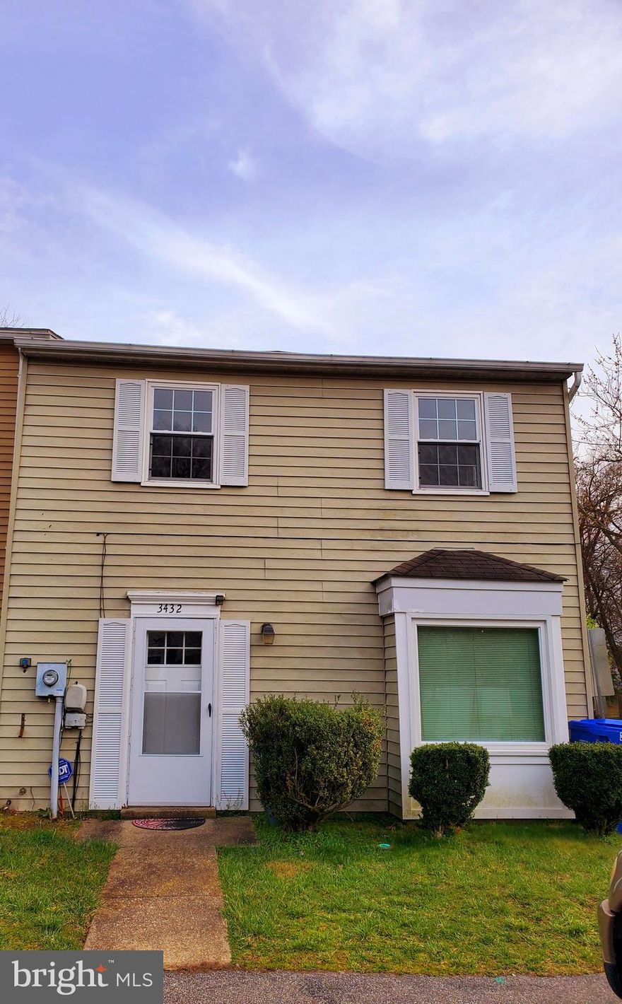 2 level END UNIT townhome, located in a small quaint culdesac neighborhood, 2 parking spaces, new furnace, new air conditioning unit,new hot water heater, fenced in spacious backyard, fullsize washer and dryer on same floor as 3brm (2nd level), eat-in kitchen, step up dining room toseparate living room Awesome location! Elementary middle and high school in walking distance and shopping center is just minutes away.