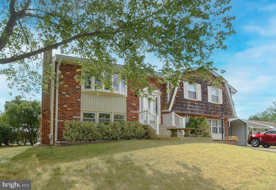 SPLISH SPLASH--LIVE THE RESORT LIFE IN YOUR OWN BACK YARD POOL--OPEN CABANA AREA SEPERATE FROM THE LARGE PATIO MAKES HAVING GUESTS OR JUST RELAXING EASY! FROM THE LARGE ROOMS TO THE OPEN FLOOR PLAN TO THE SPECIAL OPEN BREKFAST/SERVING BAR IN THE KITCHEN, YOU'LL BE IMPRESSED! USE THE REC ROOM FOR GAMES, EXERCISE, MEDIA OR PLAYROOM...CATCH A MOVIE IN THE FAMILY ROOM, RELAX IN FRONT OF THE FIREPLACE OR RETREAT TO THE PRIVATE PRIMARY SUITE...ENJOY A MEAL IN THE FORMAL DINING ROOM OR COUNTRY KITCHEN...SEE IT FOR YOURSELF TODAY!!!