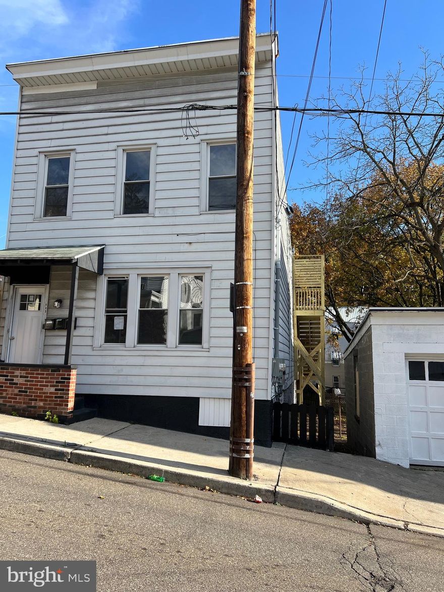 Beautiful and spacious 2-bedroom, 1-bath apartment located in the heart of Pottsville. Freshly updated and ready for move-in! This home offers comfort, convenience, and off-street parking.
Features: