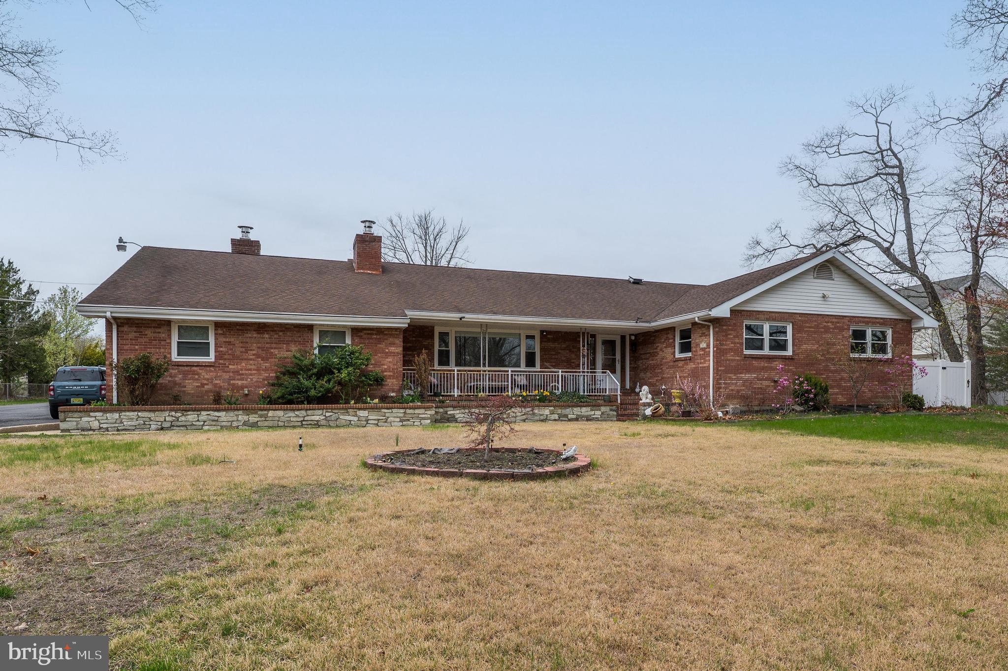 301 W LAKESHORE DRIVE