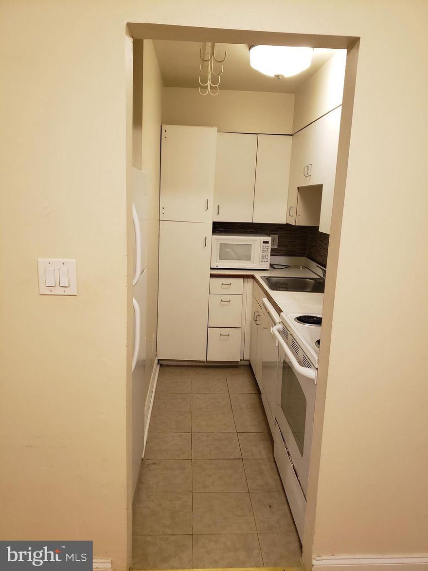 Beautiful Bi-level 1Br Apt In Great Location In Old City. Located on the 3rd floor, enter into large living room, updated Kitchen with stove/oven, microwave, dishwasher, disposal, plenty of cabinets, nice size room with large closet! large tile bath! Washer/ Dryer in the unit! Private indoor balcony, and much more...
Tenant pays all utilities.
For more information and to schedule a showing call or Email Sharon
*Pets up to 25lbs with $350/fee
*Images are taken from similar unit.