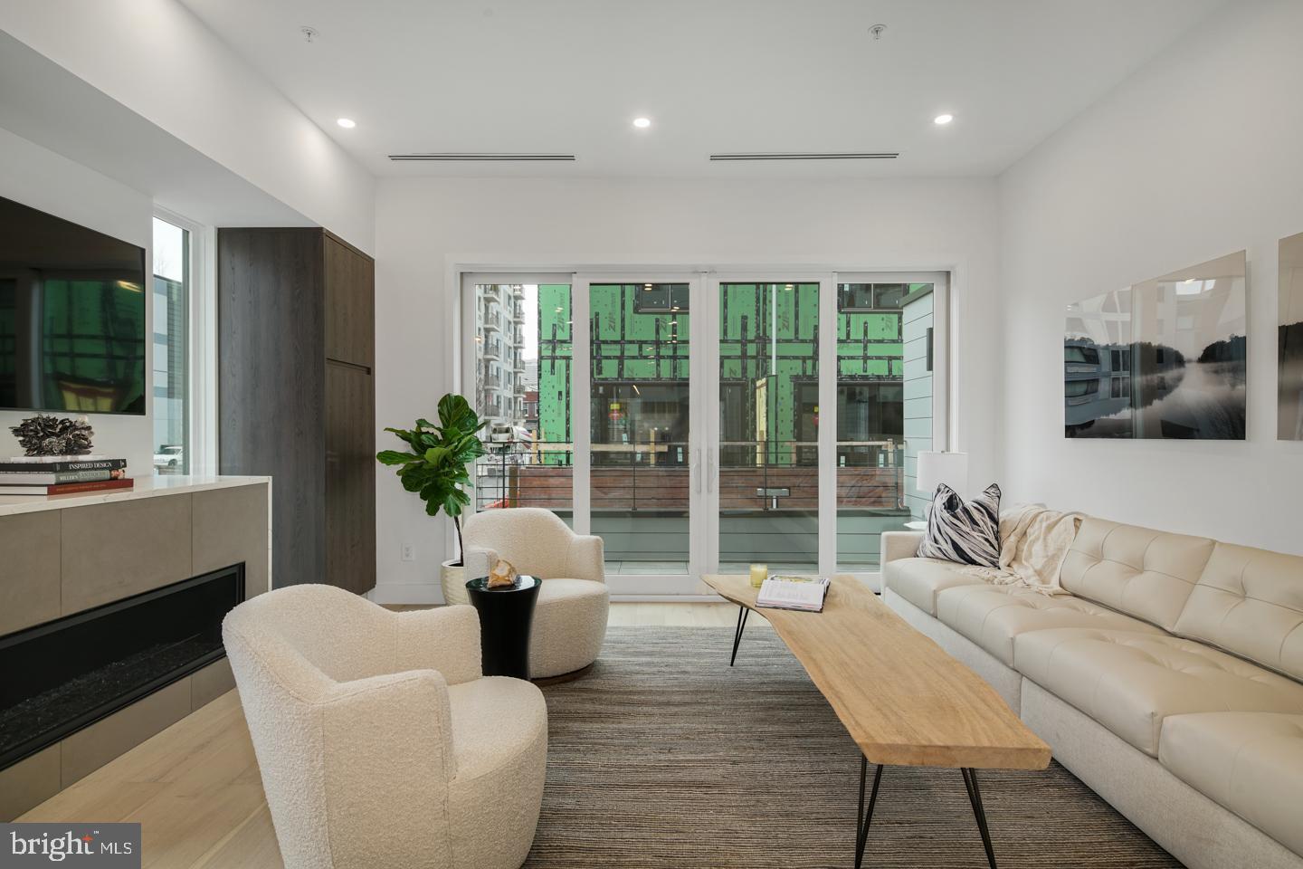 LOGAN SQUARE - Residential