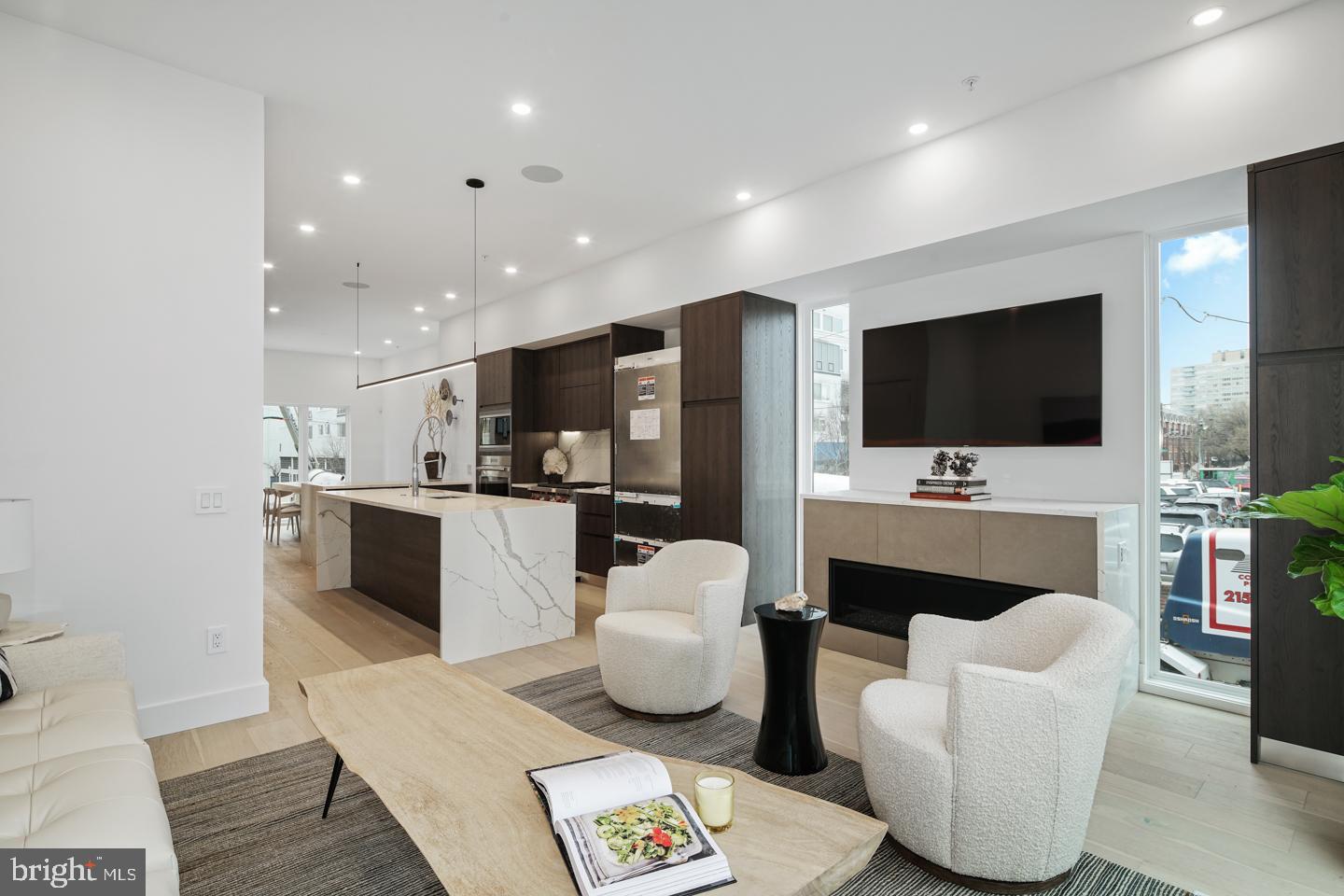 LOGAN SQUARE - Residential