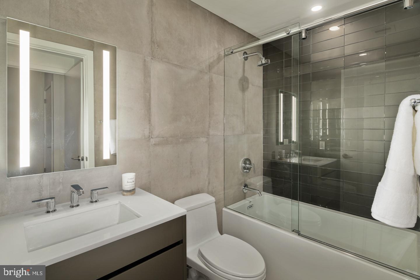 LOGAN SQUARE - Residential