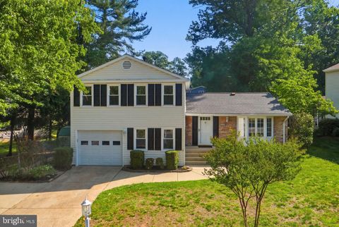 Photo of 2023 Freedom Lane, FALLS CHURCH, VA 22043 (MLS # VAFX2299140)