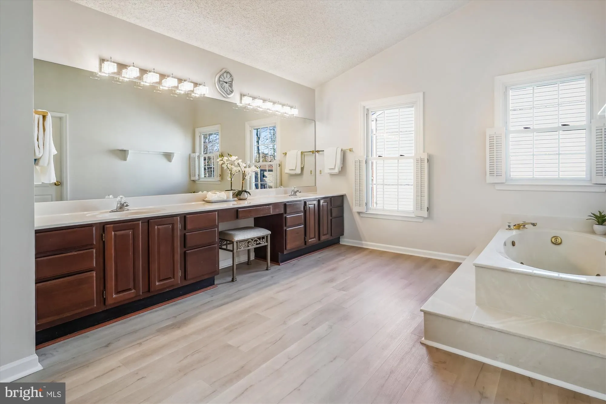 Fairfax, Virginia 22030, United States, 5 Bedrooms Bedrooms, ,5 BathroomsBathrooms,Residential,Contingent,77743