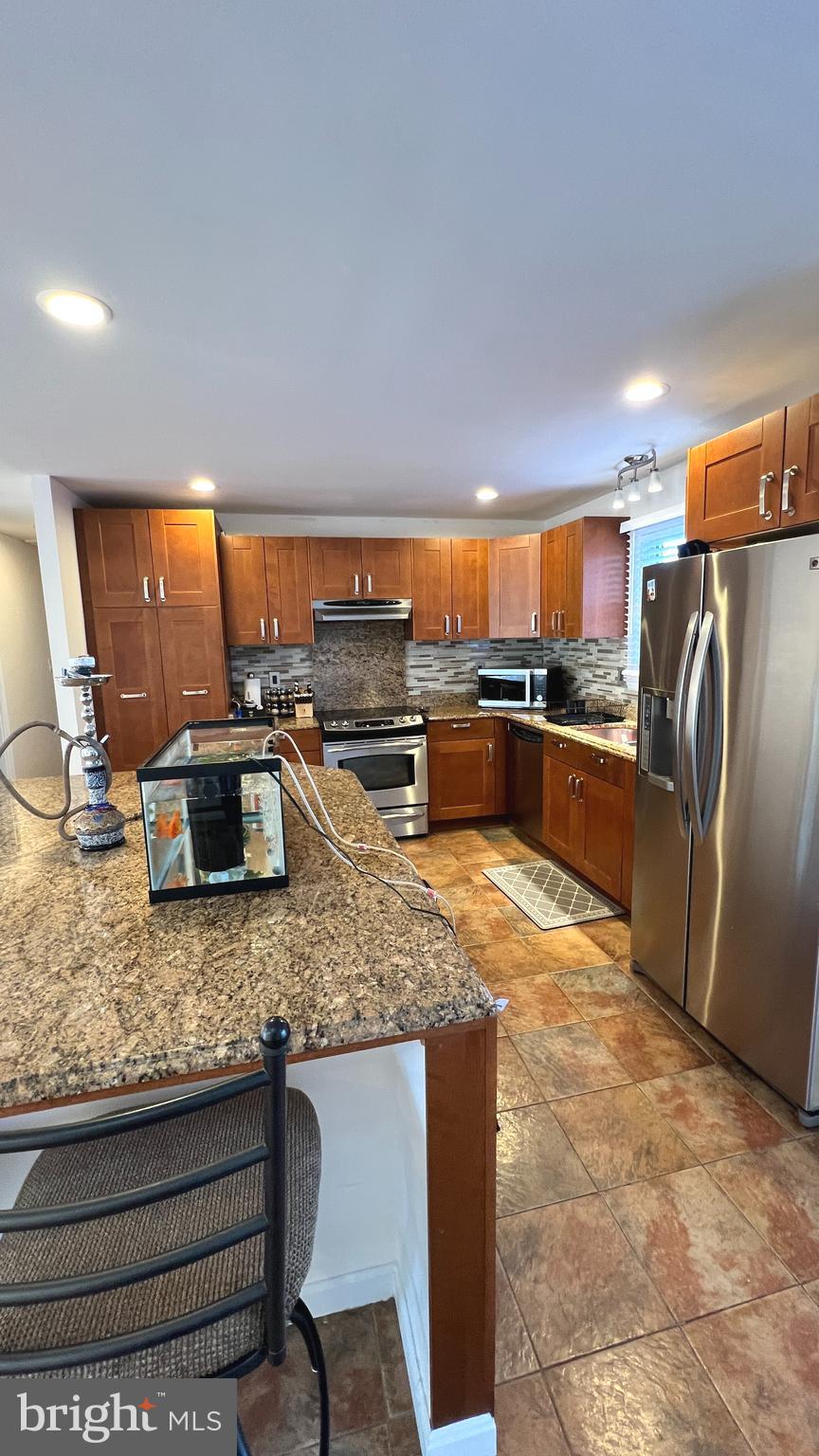 TANTALLON SQUARE - Residential Lease