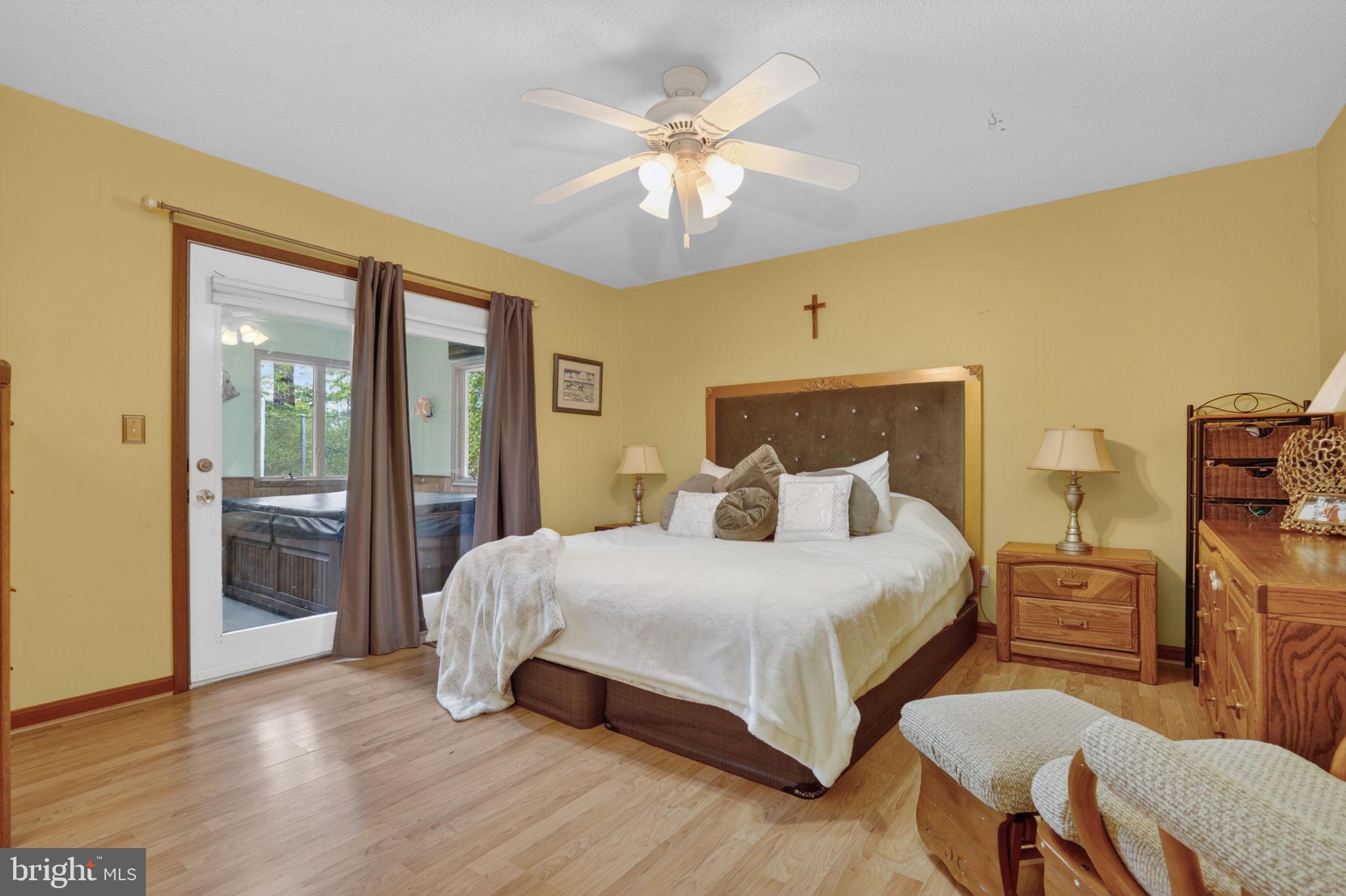 CAPTAIN'S COVE - Residential