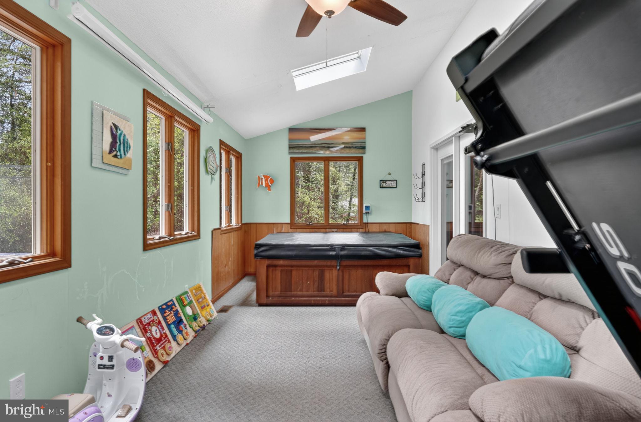 CAPTAIN'S COVE - Residential